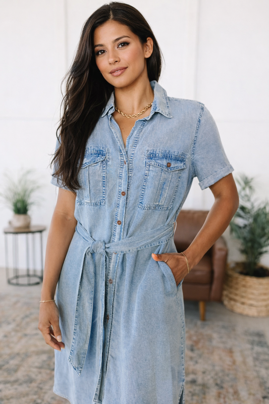Robe en jean à manches courtes boutonnée sur le devant