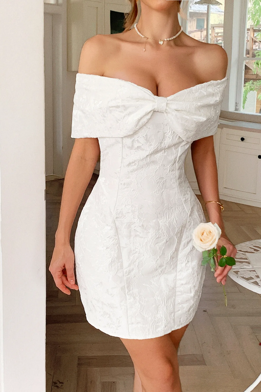 Robe courte texturée à épaules dénudées et nœud