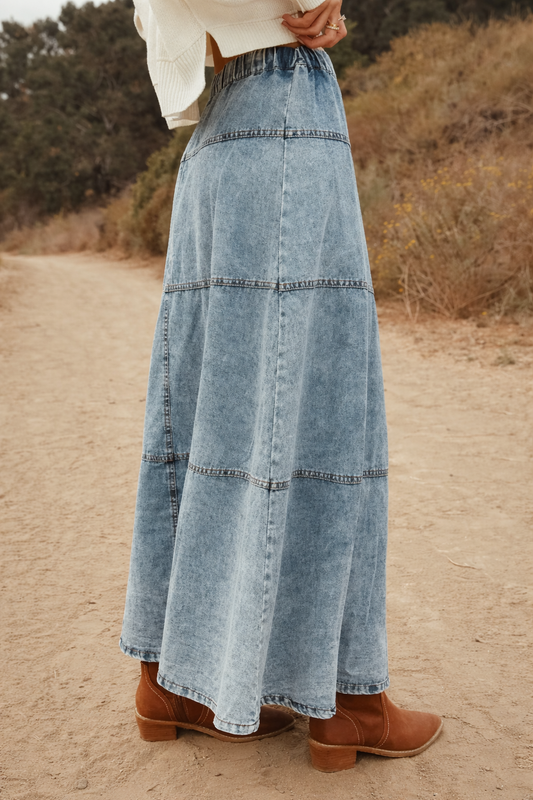 Jupe longue en jean à volants et boutons sur le devant